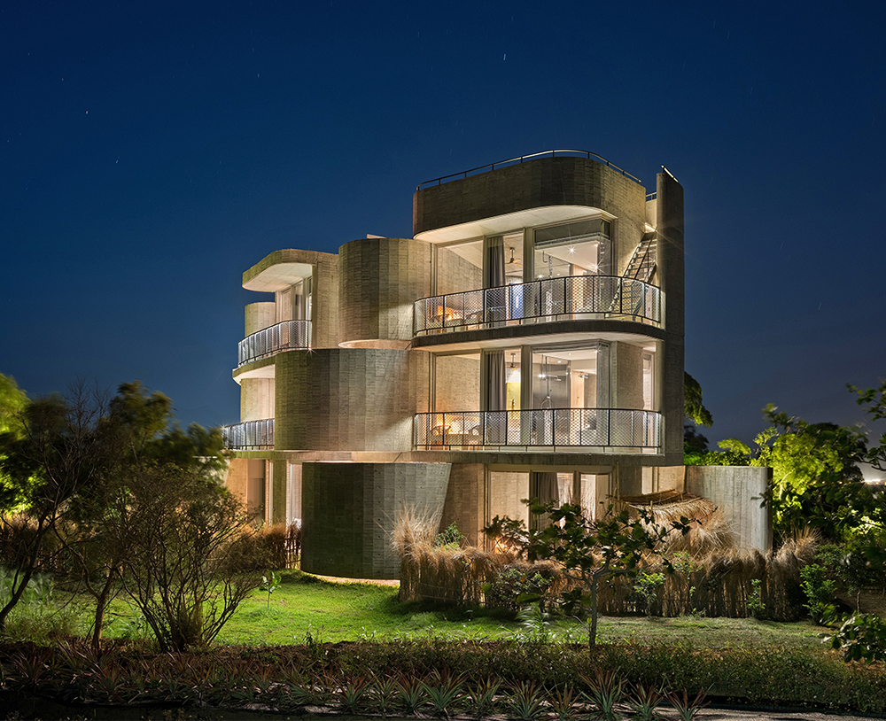 屏東恆春「灣臥」清水模旅宿！蜿蜒弧牆、依傍自然砌築的風格旅宿空間