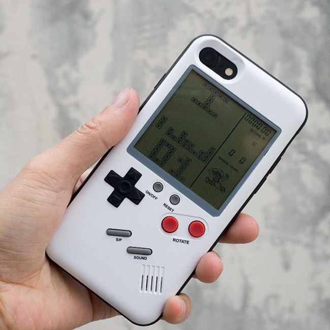 iPhone、Game Boy 一機兩用！內建 10 款復古遊戲的手機殼
