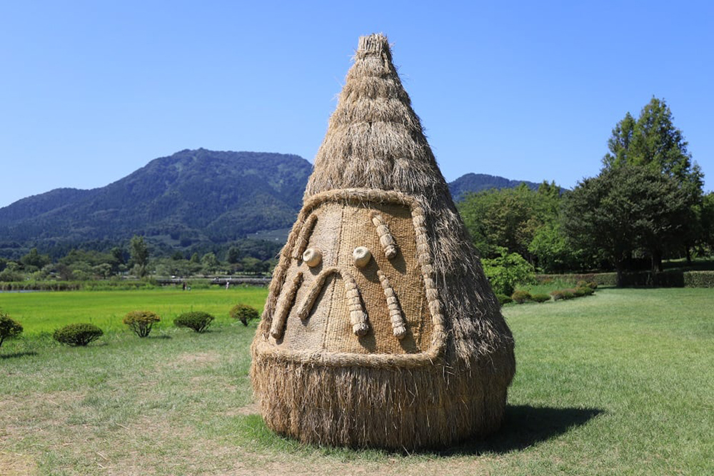 稻草與傳統工藝結合！2021日本「稻草藝術節」展出鳳凰、防疫妖怪Amabie與達摩等巨型裝置藝術