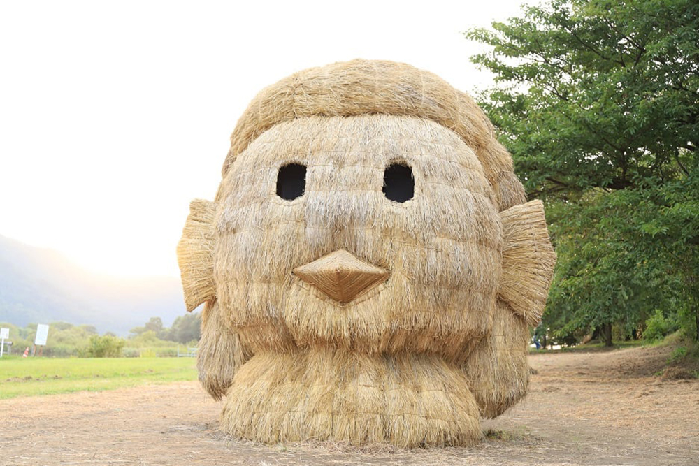 稻草與傳統工藝結合！2021日本「稻草藝術節」展出鳳凰、防疫妖怪Amabie與達摩等巨型裝置藝術