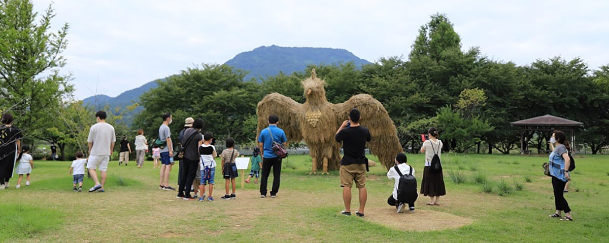 稻草與傳統工藝結合!2021日本「稻草藝術節」展出鳳凰、防疫妖怪Amabie與達摩等巨型裝置藝術