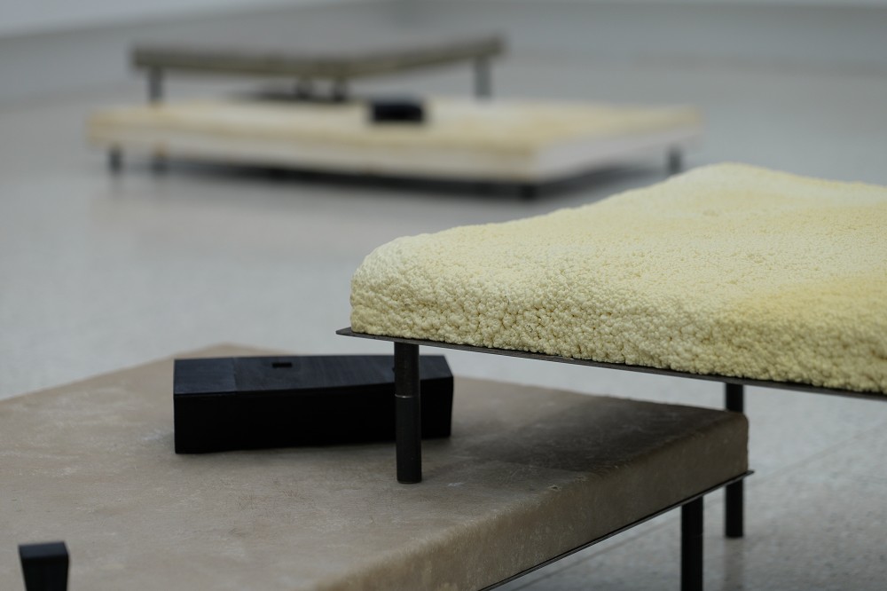 基隆美術館首檔展覽《未記持》!22組空間裝置、攝影創作反映歷史、記憶與未來間的複雜關係