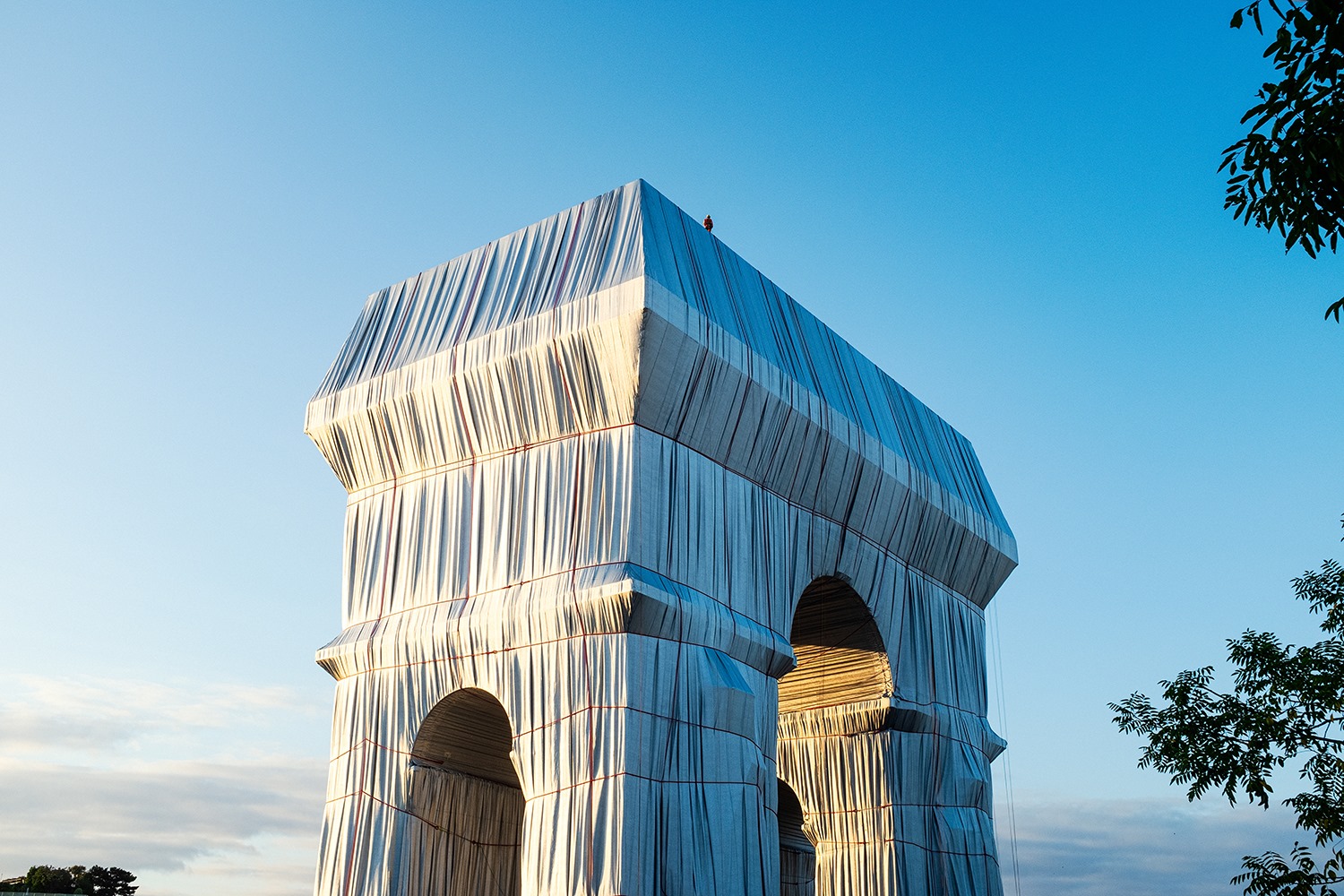 包覆巴黎凱旋門！地景藝術家Christo and Jeanne-Claude用銀藍布、紅繩重新打包