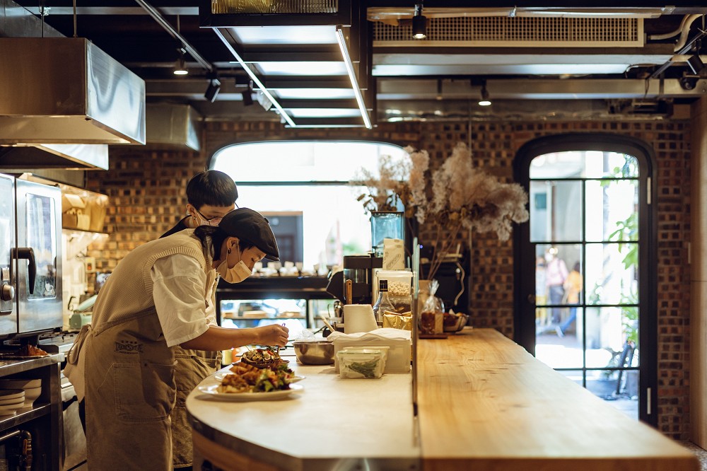 大稻埕「五方食藏」老屋新生！攜手回春植栽、boven雜誌圖書館打造美食藝文空間