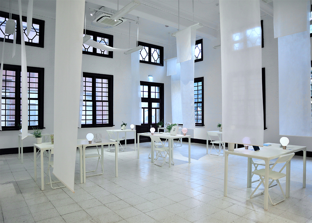 古蹟新竹州圖書館睽違 36 年再開放！3 公尺高書海、光影鏤空海報於經典洗石子建築中亮相