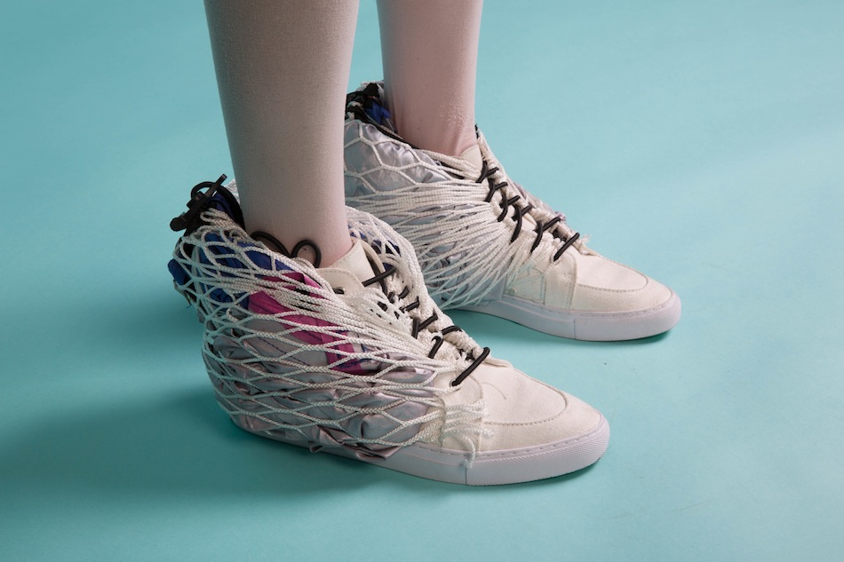 超強外掛！瞬間拉出一頂帳篷的運動鞋 Walking Shelter