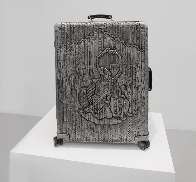 在 RIMOWA 上面雕刻！超酷的手壓行李箱浮雕