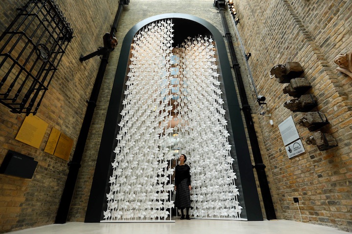 五千個紙風車做成的白色大門 The Wind Portal