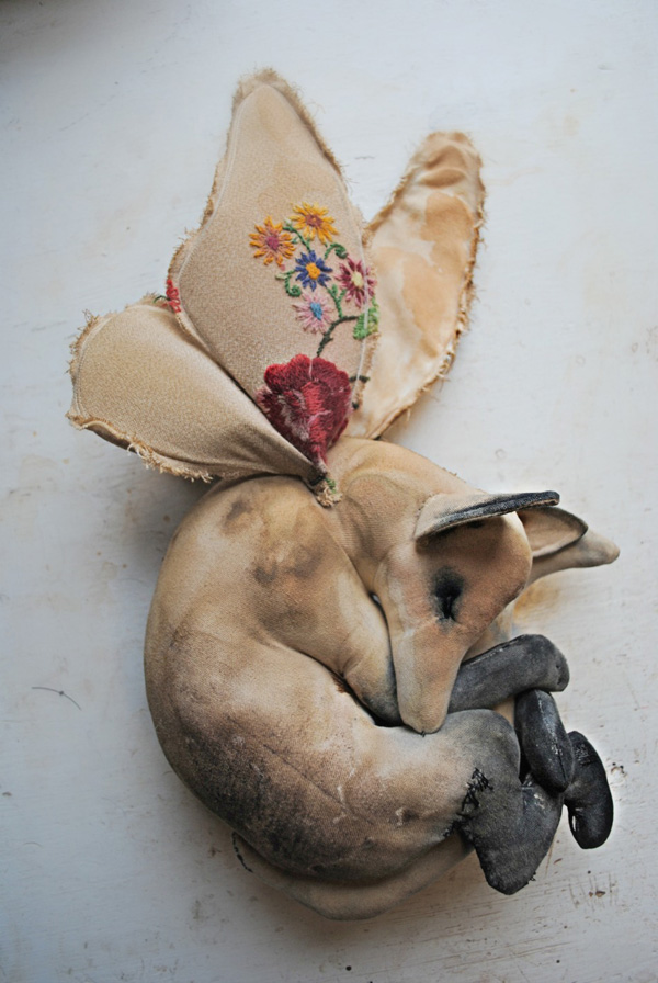 舊布料構築奇幻世界！英國藝術家Mister Finch的夢幻織品布雕創作