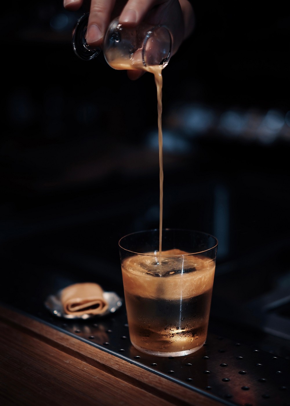 台北重本書店「坂本龍一特輯」企畫！攜手設計師李君慈集結黑膠藏品、3款限定調酒