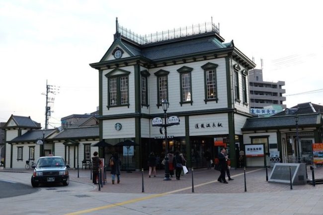 溫泉之旅後的咖啡時光，別忘了前往日本星巴克道後溫泉車站店！