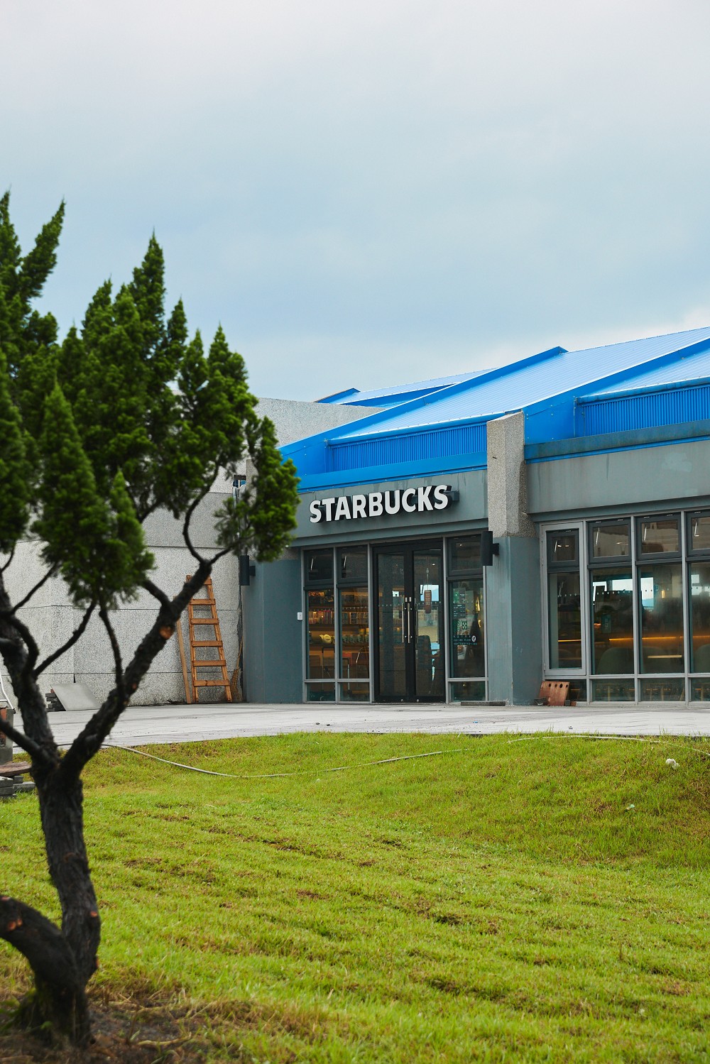 星巴克福隆觀海門市登場！全台首間臨沙灘星巴克伴美麗海景