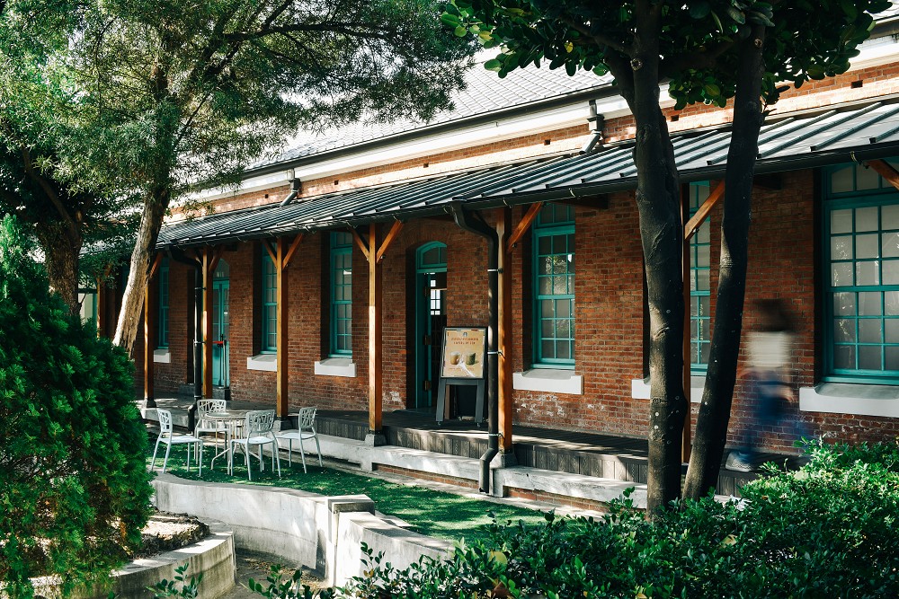 星巴克台南文創門市登場！國寶畫師顏振發手繪藝術牆妝點老建築咖啡空間