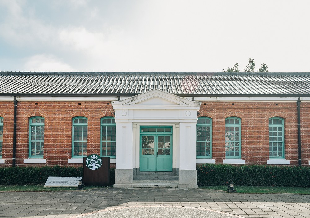 星巴克台南文創門市登場！國寶畫師顏振發手繪藝術牆妝點老建築咖啡空間