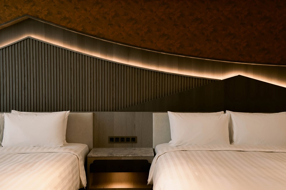 台南全新設計飯店「綉溪安平」!紅磚拼接清水模、沉浸式互動空間、設計客房、冠軍咖啡進駐