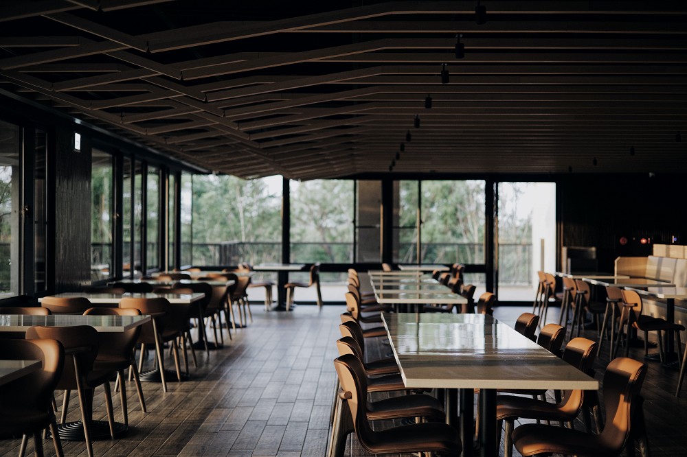 台南全新設計飯店「綉溪安平」!紅磚拼接清水模、沉浸式互動空間、設計客房、冠軍咖啡進駐