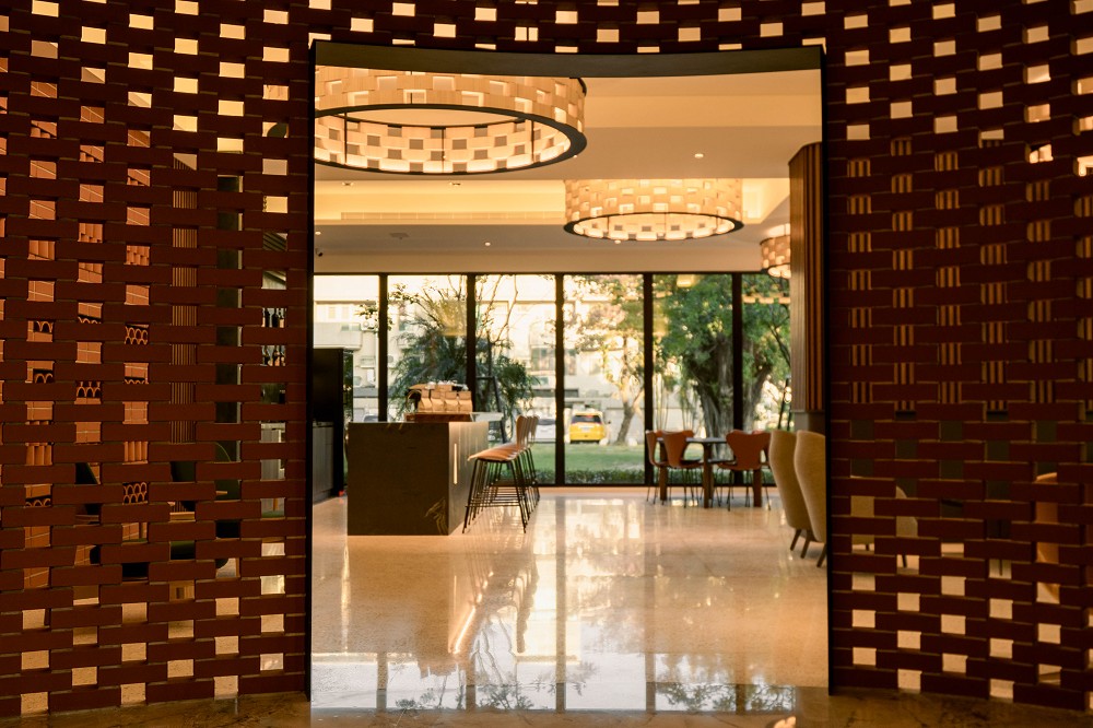 台南全新設計飯店「綉溪安平」!紅磚拼接清水模、沉浸式互動空間、設計客房、冠軍咖啡進駐