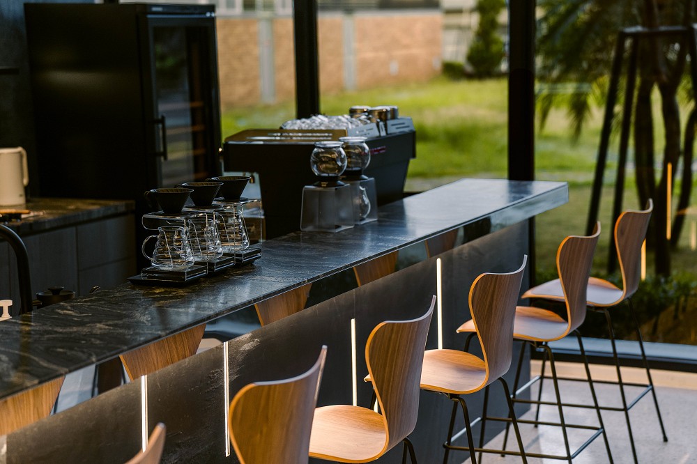 台南全新設計飯店「綉溪安平」!紅磚拼接清水模、沉浸式互動空間、設計客房、冠軍咖啡進駐