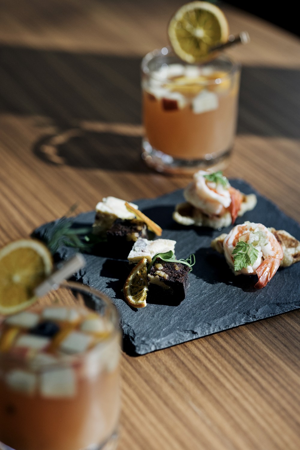 台南全新設計飯店「綉溪安平」!紅磚拼接清水模、沉浸式互動空間、設計客房、冠軍咖啡進駐