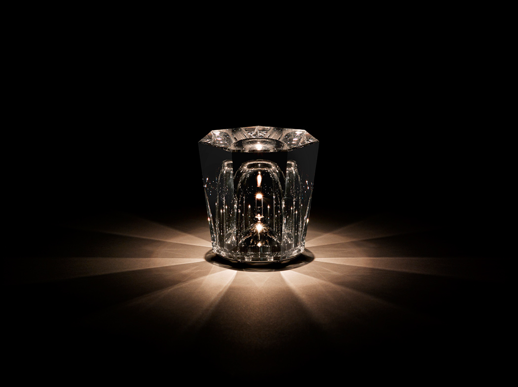 舉杯邀明燈，酒杯造型 LED 桌燈閃耀輝夜光芒