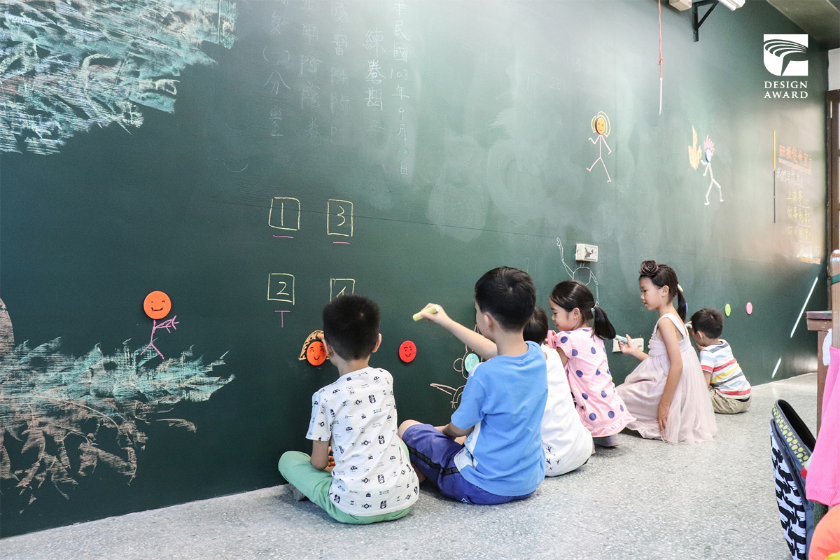 公部門的生活美學革命！新竹州廳最美廁所、牆壁＝黑板的教室等 3 大金獎級公共設計大公開