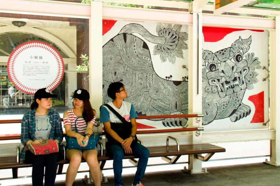 抬起頭來等公車，候車亭化身迷你美術館