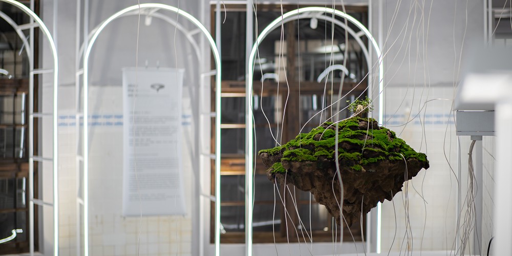 台北松菸「遇.場」80年澡堂成藝文空間!未來感場域遇上秘境庭園