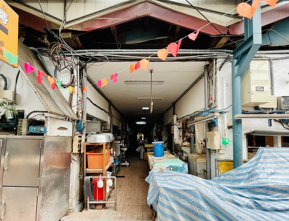 高雄鹽埕「鹽一市場」改造亮點！重現山形木屋頂、全新視覺、燈光設計賦予老市場新靈魂