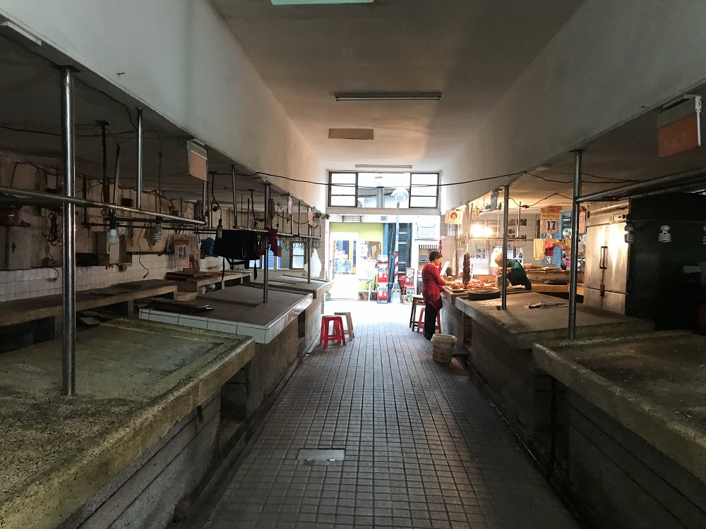 高雄鹽埕「鹽一市場」改造亮點！重現山形木屋頂、全新視覺、燈光設計賦予老市場新靈魂