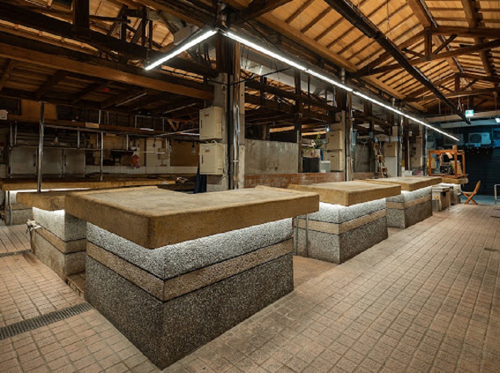 高雄鹽埕「鹽一市場」改造亮點！重現山形木屋頂、全新視覺、燈光設計賦予老市場新靈魂