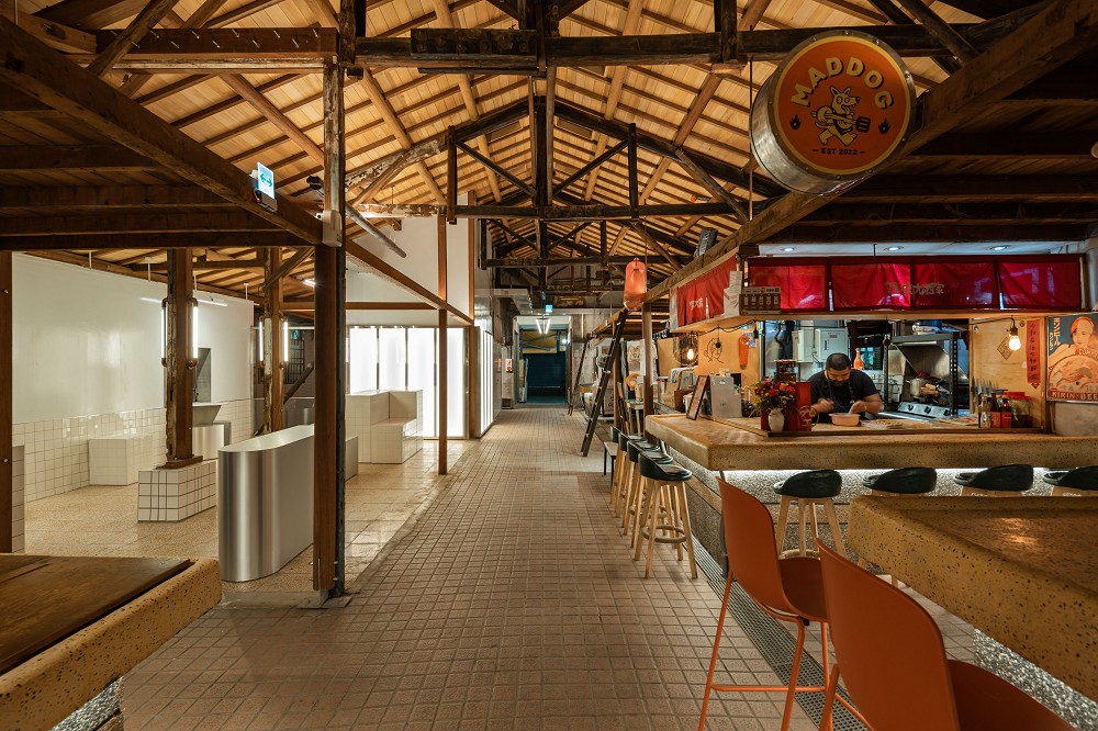 高雄鹽埕「鹽一市場」改造亮點！重現山形木屋頂、全新視覺、燈光設計賦予老市場新靈魂