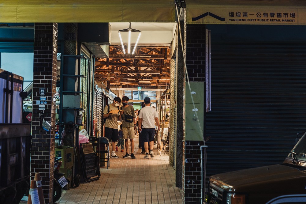 高雄鹽埕「鹽一市場」改造亮點！重現山形木屋頂、全新視覺、燈光設計賦予老市場新靈魂