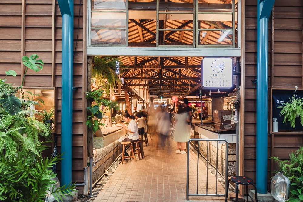 高雄鹽埕「鹽一市場」改造亮點！重現山形木屋頂、全新視覺、燈光設計賦予老市場新靈魂