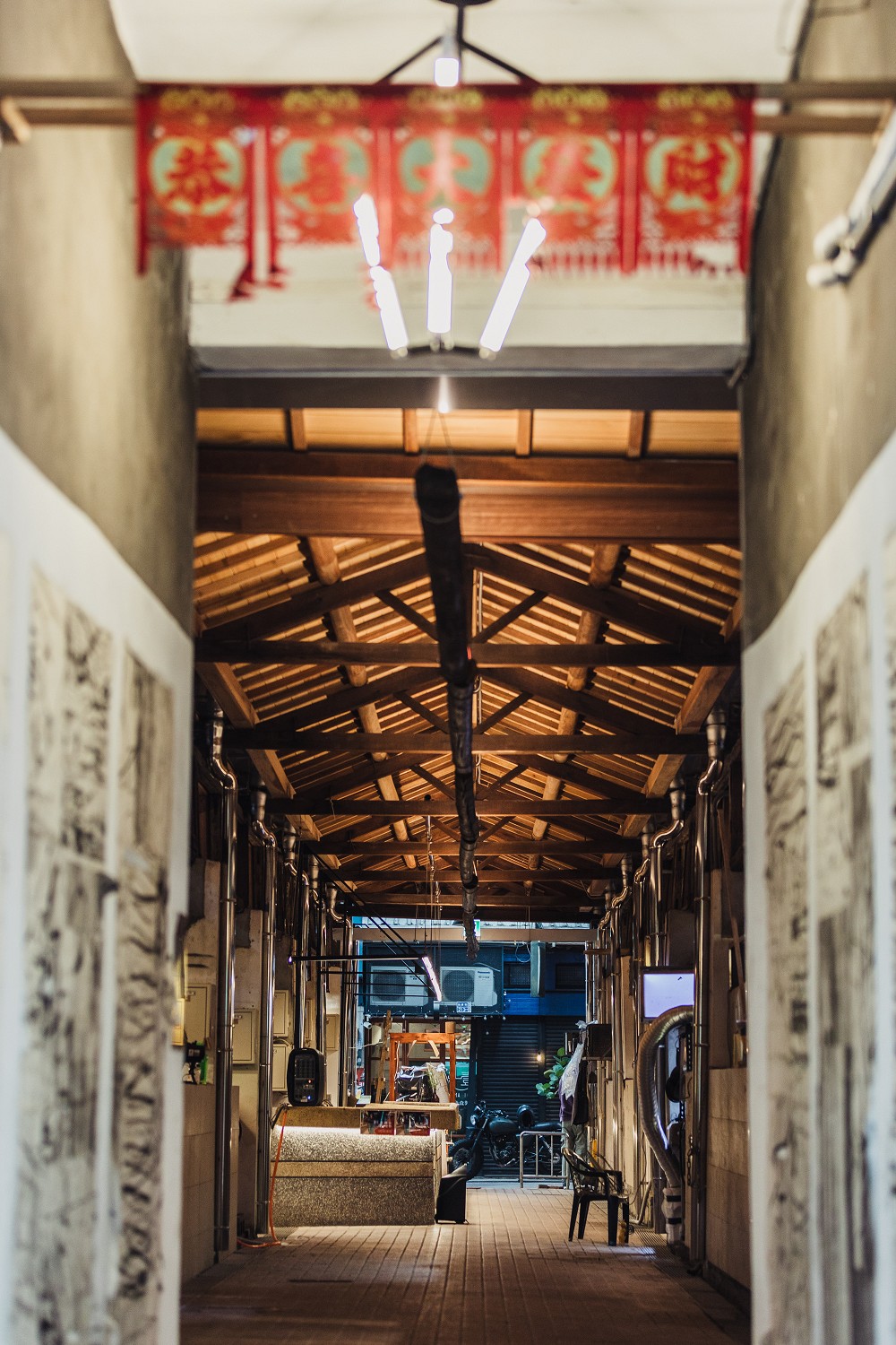 高雄鹽埕「鹽一市場」改造亮點！重現山形木屋頂、全新視覺、燈光設計賦予老市場新靈魂