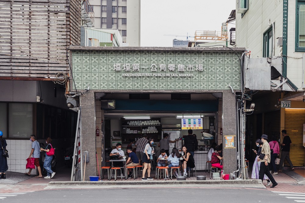 高雄鹽埕「鹽一市場」改造亮點！重現山形木屋頂、全新視覺、燈光設計賦予老市場新靈魂