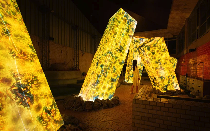teamLab 最新藝術光投影作品現身九州廢棄湯屋!「神樣居住之森藝術展」首見破土巨石上瀑布開花