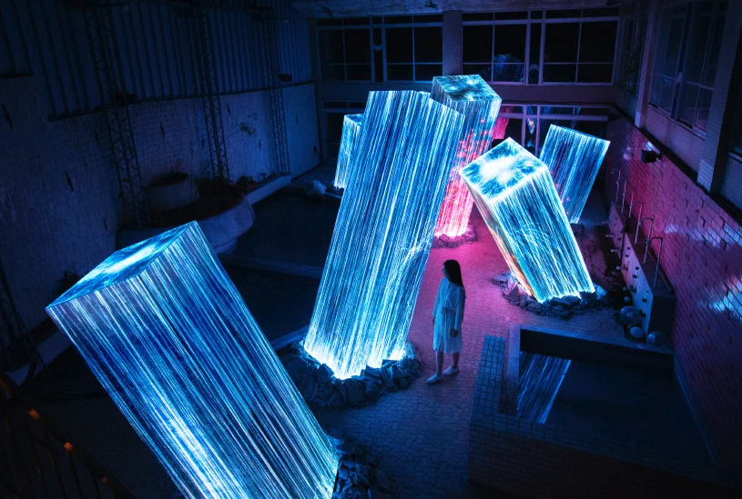 teamLab 最新藝術光投影作品現身九州廢棄湯屋!「神樣居住之森藝術展」首見破土巨石上瀑布開花