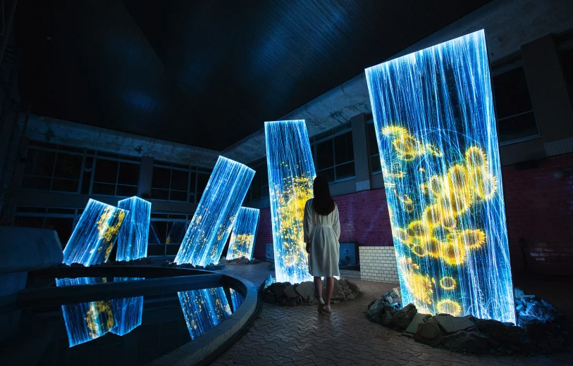 teamLab 最新藝術光投影作品現身九州廢棄湯屋!「神樣居住之森藝術展」首見破土巨石上瀑布開花