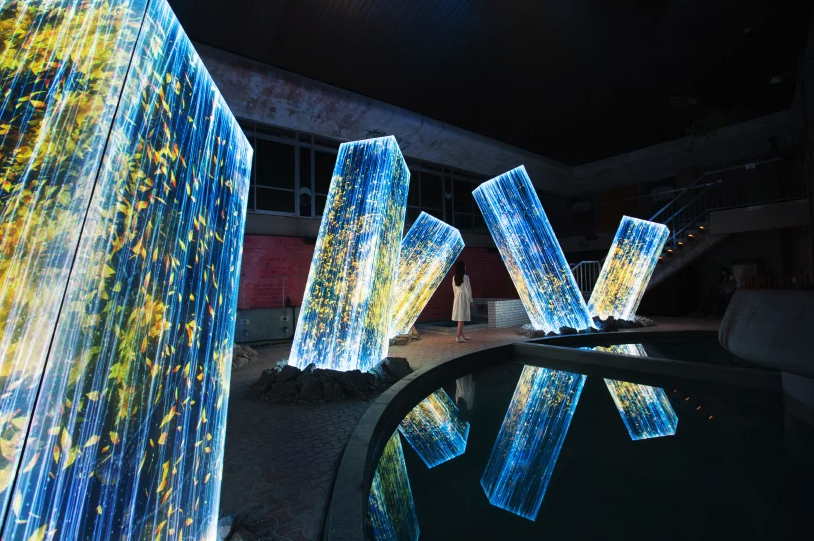 teamLab 最新藝術光投影作品現身九州廢棄湯屋!「神樣居住之森藝術展」首見破土巨石上瀑布開花