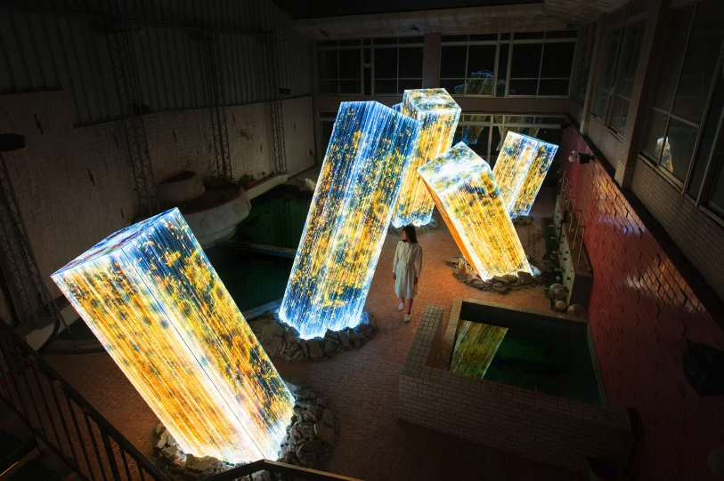 teamLab 最新藝術光投影作品現身九州廢棄湯屋!「神樣居住之森藝術展」首見破土巨石上瀑布開花