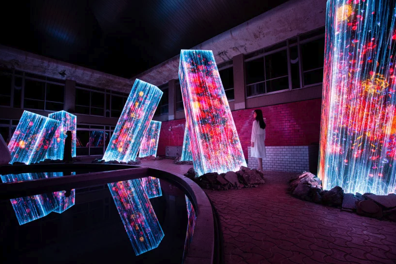 teamLab 最新藝術光投影作品現身九州廢棄湯屋!「神樣居住之森藝術展」首見破土巨石上瀑布開花