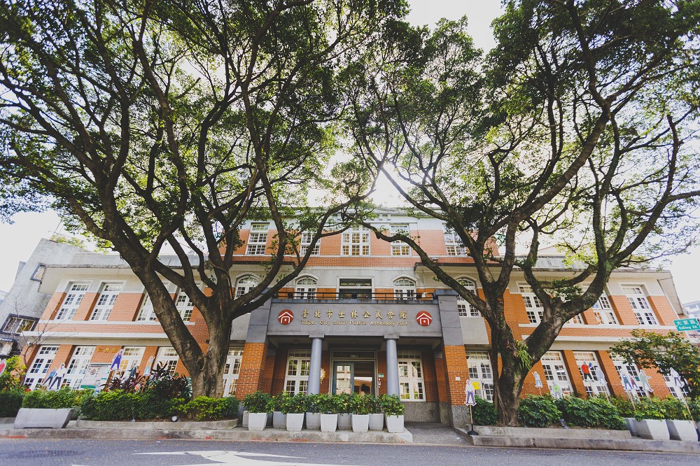 臺北街角遇見設計亮相士林!百年中藥房彩磚、桃花巷霓虹燈管等12件作品登場