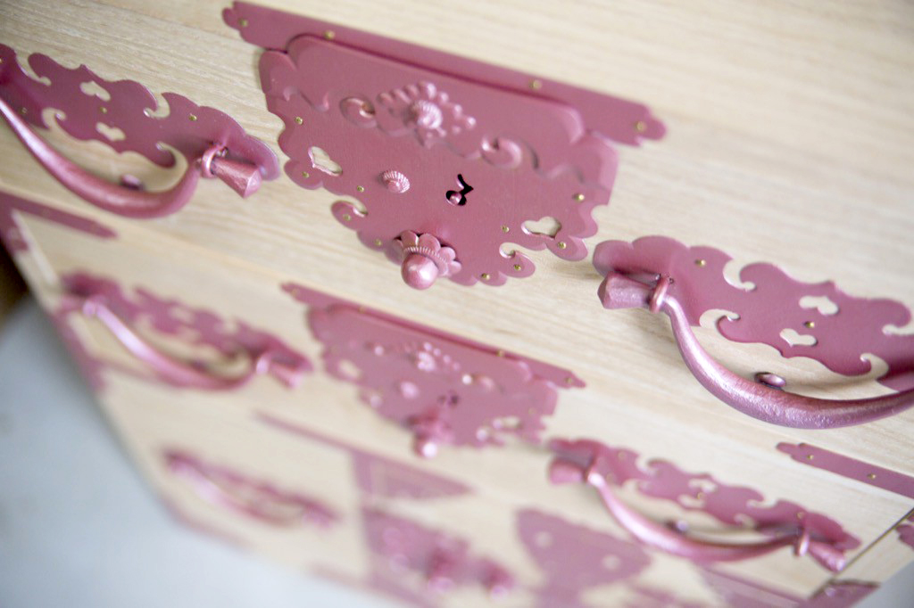 日本「越前箪笥」收納櫃，搖身一變成行動登機箱