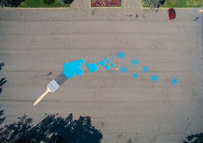 整座城市都是立體畫布!Roadsworth 為灰白的街景增添繽紛玩心