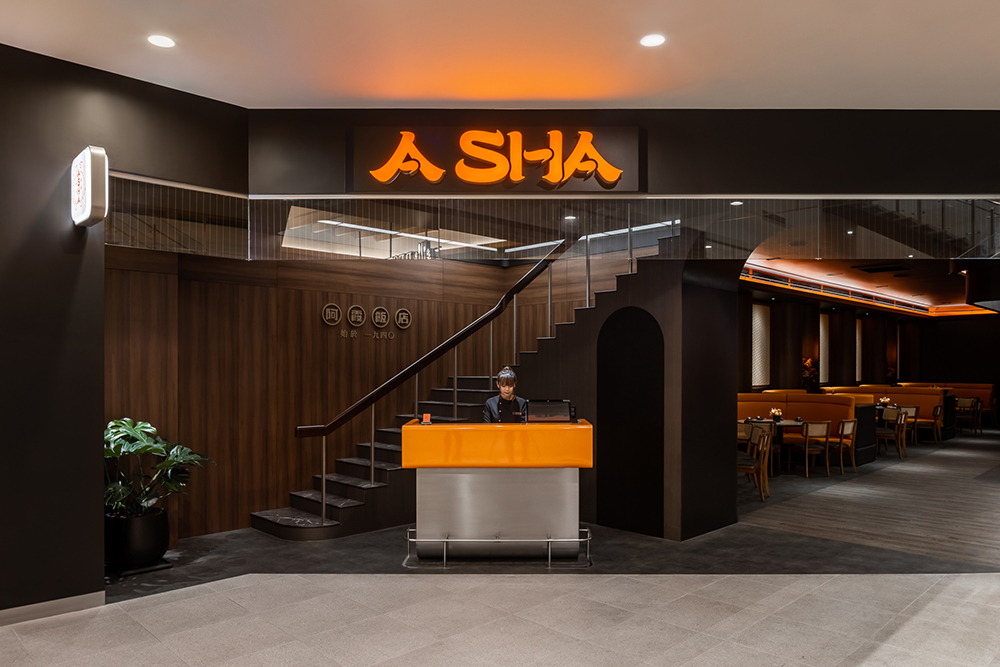 「台南阿霞飯店」老店新面貌！無氏製作、彡苗空間實驗以「紅蟳橘」打造全新品牌識別與空間