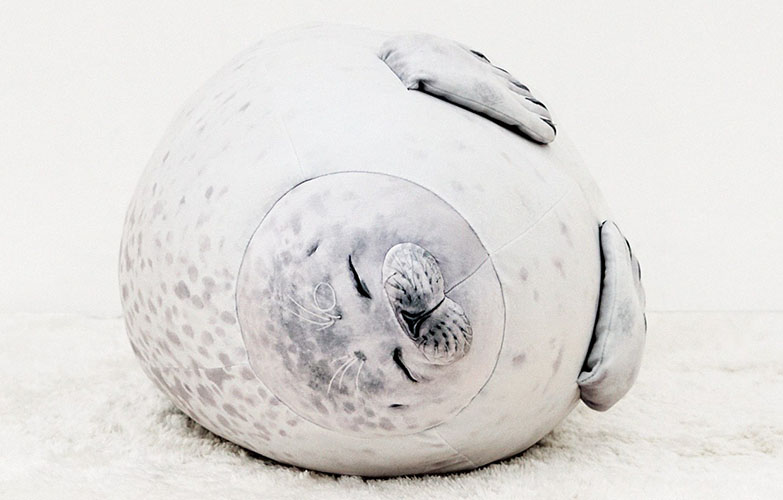 下班後想直奔回家「抱豹」的治癒小物！大阪水族館明星海豹翻版成軟 Q「微笑海豹抱枕」