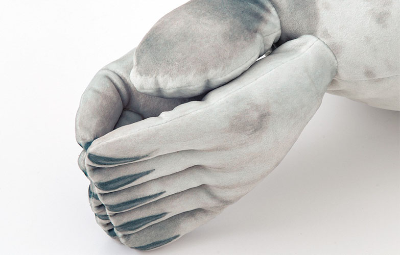 下班後想直奔回家「抱豹」的治癒小物！大阪水族館明星海豹翻版成軟 Q「微笑海豹抱枕」