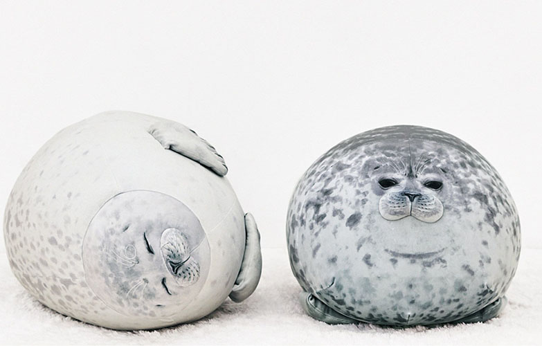 下班後想直奔回家「抱豹」的治癒小物！大阪水族館明星海豹翻版成軟 Q「微笑海豹抱枕」