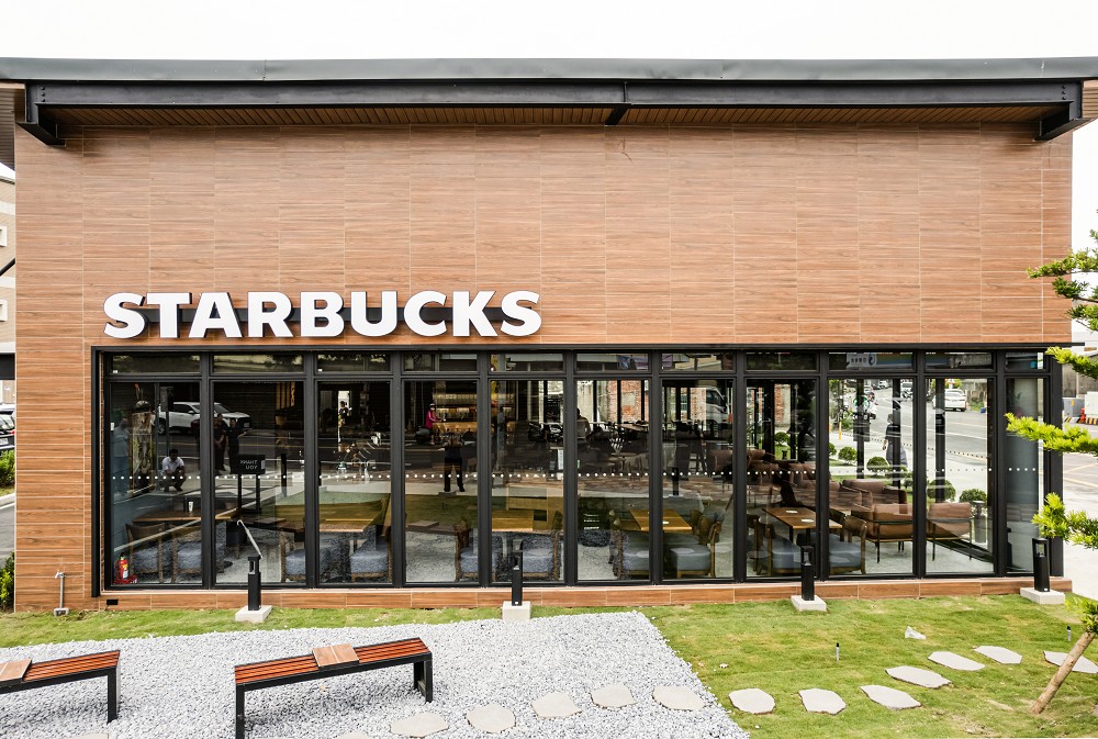 星巴克雲林麥寮門市開幕!弧形建築象徵群鳥展翅飛翔的咖啡廳空間