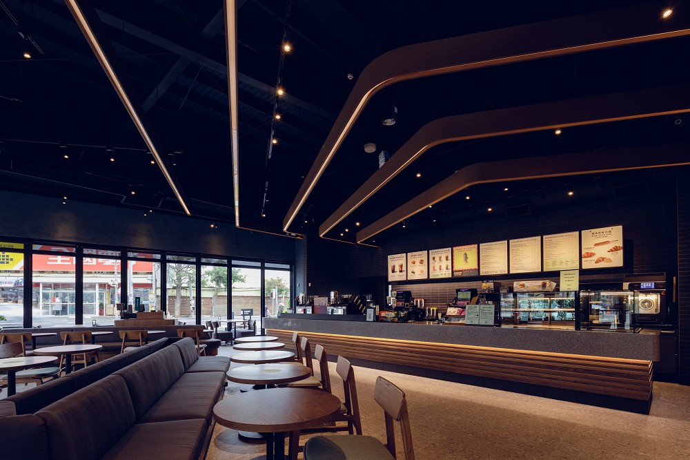 星巴克雲林麥寮門市開幕!弧形建築象徵群鳥展翅飛翔的咖啡廳空間